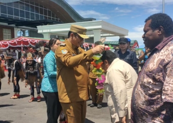 Perdana, Tiba Di Nabire Wamendagri Ribka Haluk Disambut Meriah