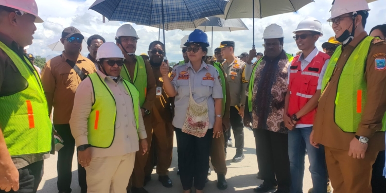 Kunker Wamendagri Ribka Haluk Tinjau Perpanjangan Run Away Bandara Douw Aturure