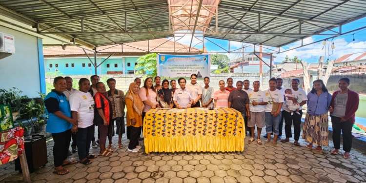 Pelatihan Daur Ulang Bagi Kelompok Proklim di RW 1 Kelurahan VIM Tahun 2024