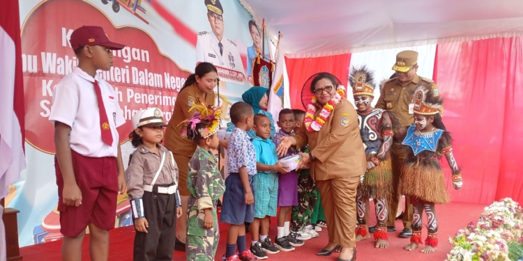 Pastikan Program Makan Sehat Bergizi, Wamendagri Ribka Haluk Kunjungi Sekolah Filadelfia