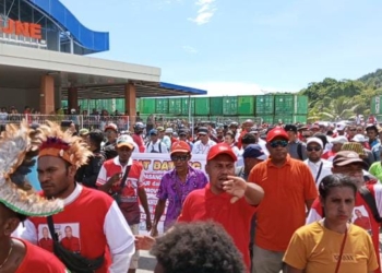 Tiba di Serui BTM Disambut Ribuan Masa Pendukung