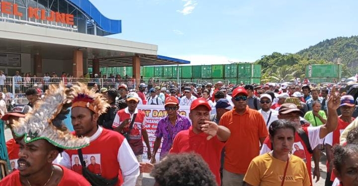 Tiba di Serui BTM Disambut Ribuan Masa Pendukung
