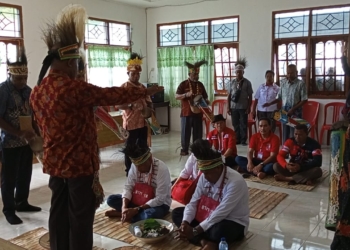 Ritual Adat Awali Tatap Muka BTM – YB Dengan Masyarakat di Serui
