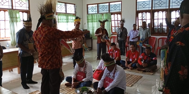 Ritual Adat Awali Tatap Muka BTM – YB Dengan Masyarakat di Serui