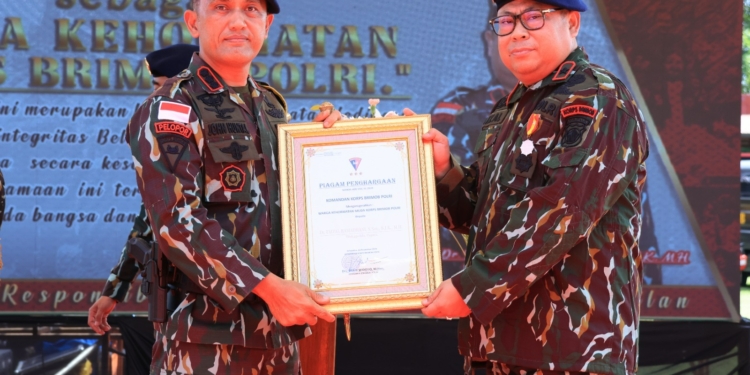 Wakapolda Papua Brigjen Pol. Dr. Faizal Ramadhani Dianugerahi Warga Kehormatan Muda Korps Brimob Polri Pada HUT ke-79 Brimob 2024