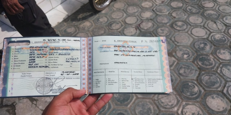 Polsek Nabire Barat Polda Papua Kembalikan Motor Hilang Bagi Pemiliknya