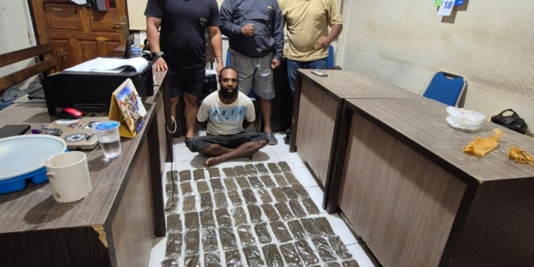 Seorang WNA Diamankan Opsnal Polresta Karna Miliki Ganja 85 Paket