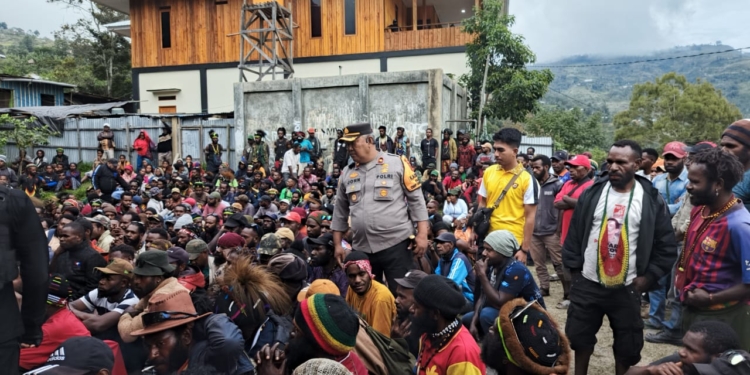Polres Tolikara Polda Papua, Bersama BKO Polda Dan Brimob BKO Berikan Pengamanan Bimtek KPPS