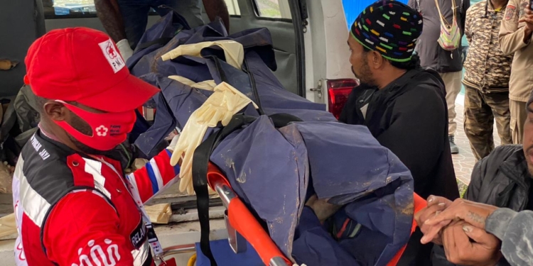 Polres Puncak Jaya Polda Papua Kawal Evakuasi 2 Jenazah Korban Penembakan KKB di Kab.Puncak