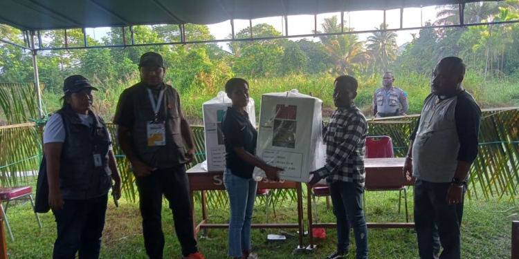 Kapolsek Perbatasan Nyatakan Logistik Pemilu Telah Tiba Dengan Aman di Kampung Mosso, Kota Jpr