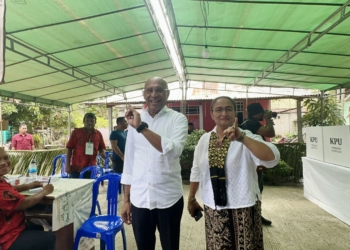 Cagub Papua BTM bersama Istri  Salurkan Hak Pilih di TPS 04 Kelurahan Wahno  Kotaraja.