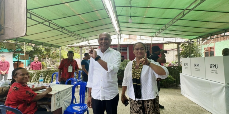Cagub Papua BTM bersama Istri  Salurkan Hak Pilih di TPS 04 Kelurahan Wahno  Kotaraja.