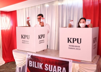 Gunakan Hak Pilih, Pj Gubernur Papua Tengah dan Istri Nyoblos di TPS 05 Kalibobo Nabire