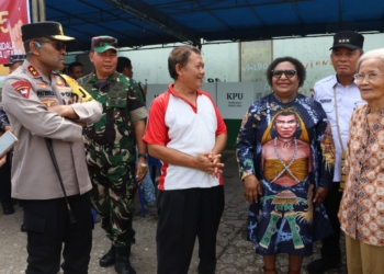 Kapolda Papua Irjen Pol Patrige Renwarin Dampingi Wamendagri Memantau TPS di Kota Jayapura