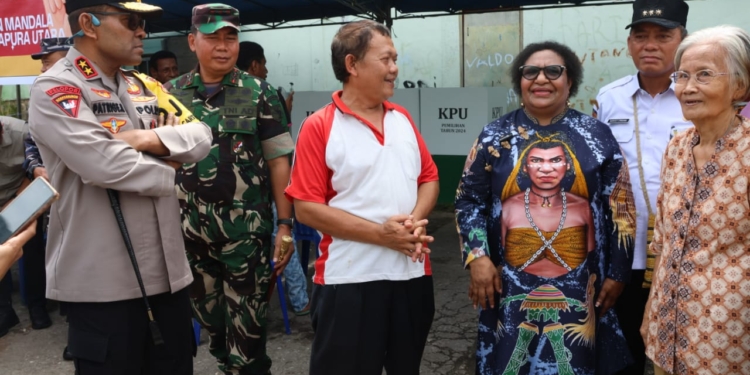 Kapolda Papua Irjen Pol Patrige Renwarin Dampingi Wamendagri Memantau TPS di Kota Jayapura