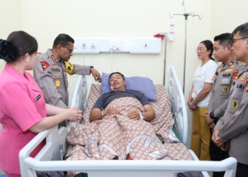 Kapolda Papua dan Istri Berkunjung Ke RS Bhayangkara, Melihat Kapolres Mamberamo Tengah AKBP Rachman