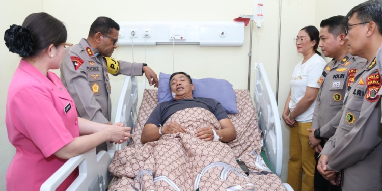 Kapolda Papua dan Istri Berkunjung Ke RS Bhayangkara, Melihat Kapolres Mamberamo Tengah AKBP Rachman
