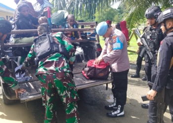 7 Sajam dan 24 Botol Alkohol Diamankan Aparat Gabungan Saat Laksanakan Razia Di Distrik Uwapa