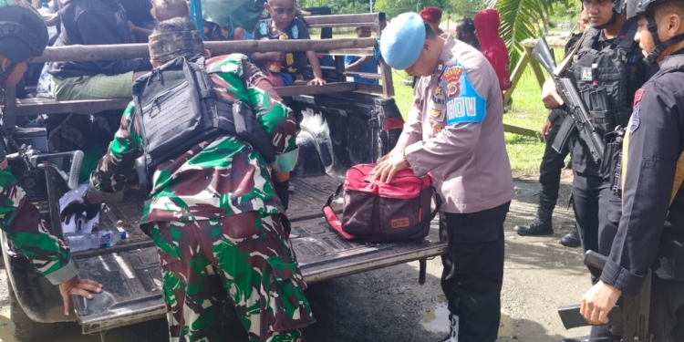 7 Sajam dan 24 Botol Alkohol Diamankan Aparat Gabungan Saat Laksanakan Razia Di Distrik Uwapa