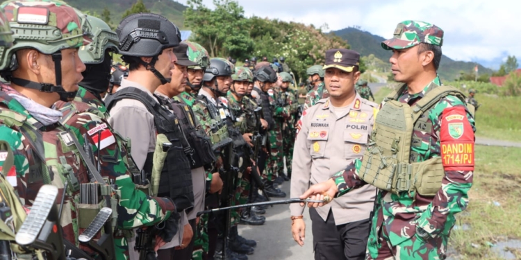 Kapolres Puncak Jaya Bersama Dandim 1714/PJ Pimpin Apel  Pengamanan Pasca Pemungutan Suara Pilkada Serentak Tahun 2024
