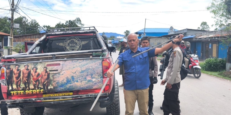 Polres dan OMPC Polda Papua Lakukan Patroli dan Amankan Puluhan Senjata Tajam di Wamena