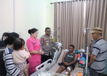 Kapolda Papua dan Istri Beri Santunan Bagi Personel Polsek Ilu Polres Puncak Jaya Bripka Arif Hidayat