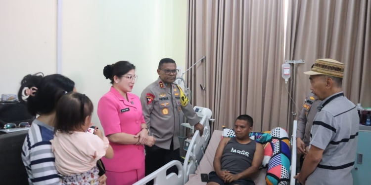 Kapolda Papua dan Istri Beri Santunan Bagi Personel Polsek Ilu Polres Puncak Jaya Bripka Arif Hidayat