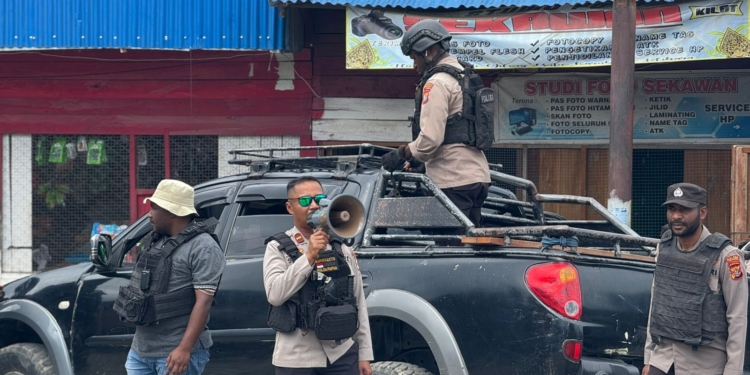 Polres Tolikara Polda Papua Laksanakan Patroli dan Himbau Jaga Kamtibmas Selama Pleno Rekapitulasi Surat Suara