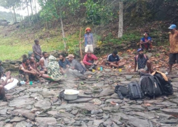 2 Personel Polri Rela Lalui 20 Bukit Terjal dan 15 Sungai Dengan Jalan Kaki 4 Hari 3 Malam Demi Suksesnya Pilkada di Kab.Tolikara