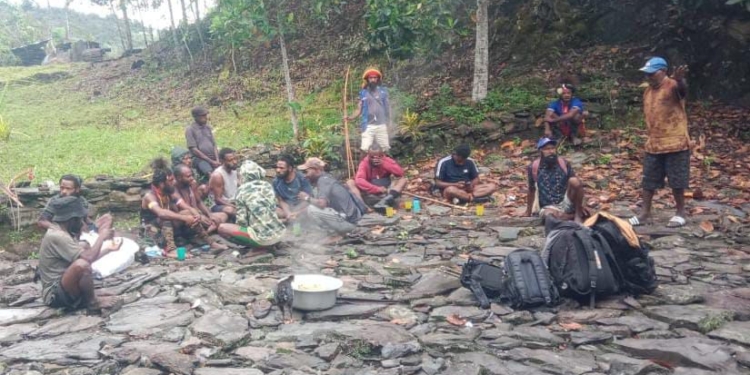 2 Personel Polri Rela Lalui 20 Bukit Terjal dan 15 Sungai Dengan Jalan Kaki 4 Hari 3 Malam Demi Suksesnya Pilkada di Kab.Tolikara