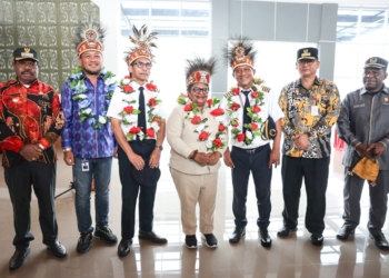 Perdana, Wamendagri Resmikan Pesawat Boing Sriwijaya Air Mendarat Di Bandara Douw Aturure