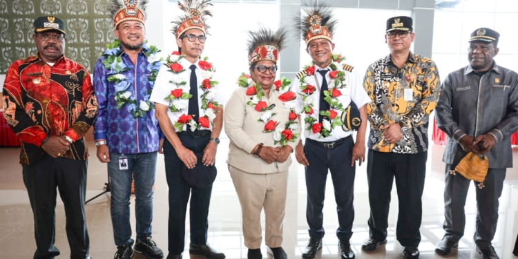 Perdana, Wamendagri Resmikan Pesawat Boing Sriwijaya Air Mendarat Di Bandara Douw Aturure