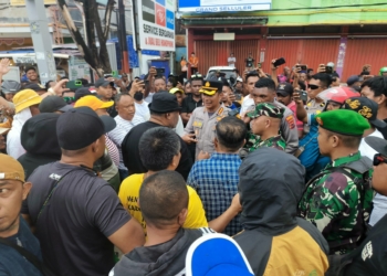 Ricuh Antara Pendukung Paslon di Pleno Kota Jayapura, Kapolresta : Ikuti Mekanisme yang Ada, Jangan Bawa Massa Aksi