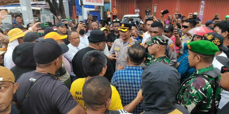 Ricuh Antara Pendukung Paslon di Pleno Kota Jayapura, Kapolresta : Ikuti Mekanisme yang Ada, Jangan Bawa Massa Aksi