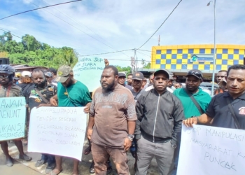 Suara Hilang Banyak, Relawan Pendukung Paslon MEGE Datangi Bawaslu Papua Tengah