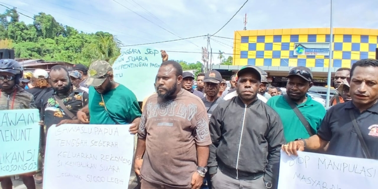 Suara Hilang Banyak, Relawan Pendukung Paslon MEGE Datangi Bawaslu Papua Tengah
