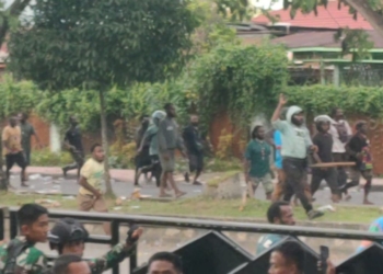 Ricuh, Pendukung Antar Paslon Bupati Paniai Saling Serang Di Nabire