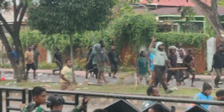 Ricuh, Pendukung Antar Paslon Bupati Paniai Saling Serang Di Nabire