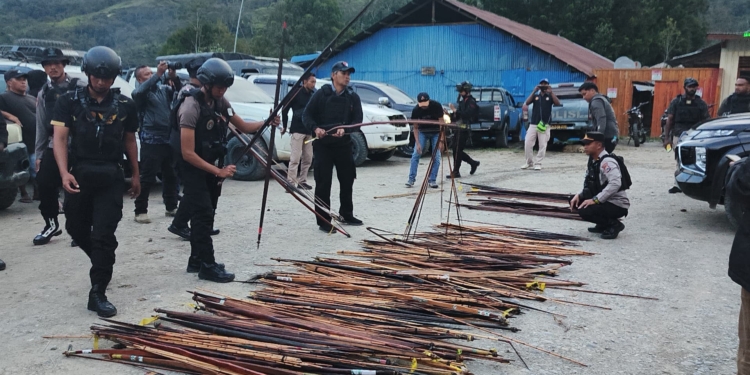 Personil Gabungan Polda Papua Amankan Ratusan Sajam di Tolikara