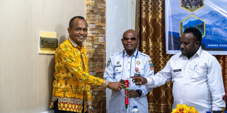 Asisten I Menase Kadepa Resmi Buka Seminar Laporan Akhir RIPPDA Papua Tengah Tahun 2024