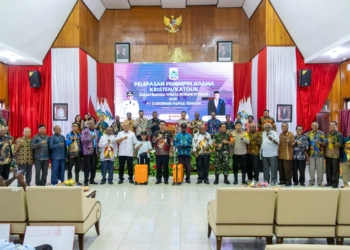 PJ.Gub Anwar Damanik Lepas 40 Peserta Wisata Rohani Ke Israel