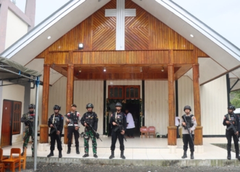Ibadah Malam Kudus Di Gereja GKI Jemaat Bethel Mulia dan Gereja Katholik St. Petrus Mulia di Jaga Aparat Gab TNI Polri di Puncak Jaya