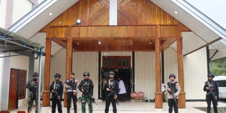 Ibadah Malam Kudus Di Gereja GKI Jemaat Bethel Mulia dan Gereja Katholik St. Petrus Mulia di Jaga Aparat Gab TNI Polri di Puncak Jaya