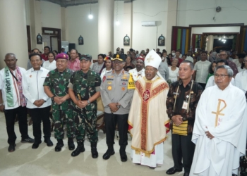 Kapolda Papua Bersama Forkopimda Prov. Papua Ikut Ibadah Malam Kudus Di Wilayah Kota Jayapura
