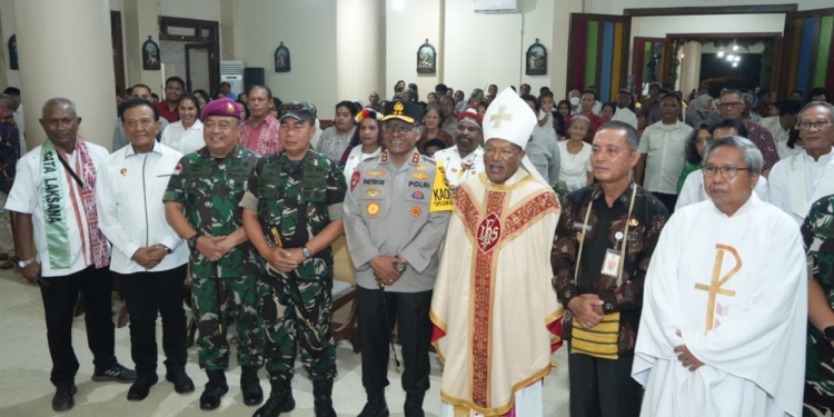Kapolda Papua Bersama Forkopimda Prov. Papua Ikut Ibadah Malam Kudus Di Wilayah Kota Jayapura