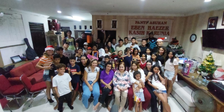 Maknai Kelahiran Yesus, Pemain PSBS Biak Lakukan Anjangsana Ke Panti Asuhan Eben Heazer di Bali