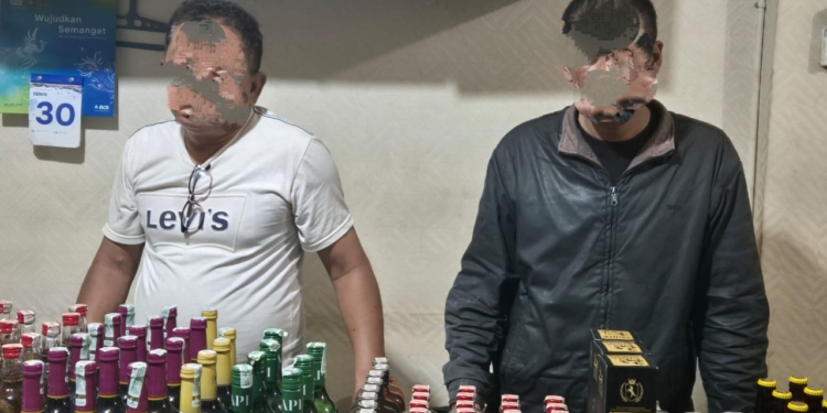 AH dan T di Tangkap Aparat Lantaran Menjual Ratusan Botol Miras Ilegal