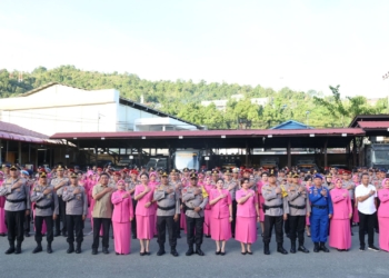 Kapolda Papua Pimpin Upacara Kenaikan Pangkat 982 Personel