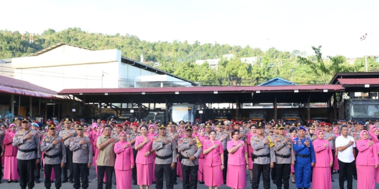 Kapolda Papua Pimpin Upacara Kenaikan Pangkat 982 Personel