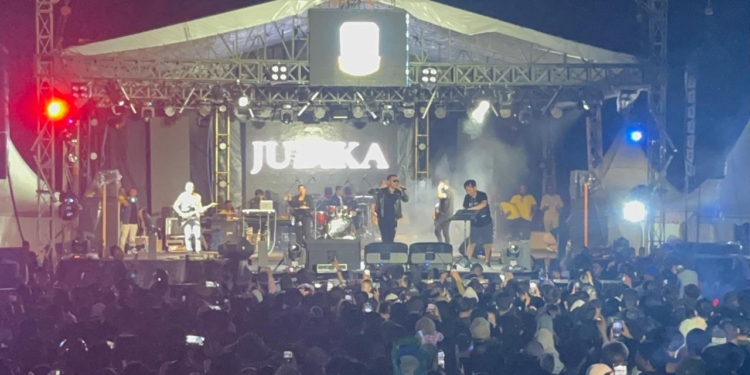 Artis Judika Meriahkan Perayaan Malam Tahun Baru 2024-2025 Di Nabire Papua Tengah